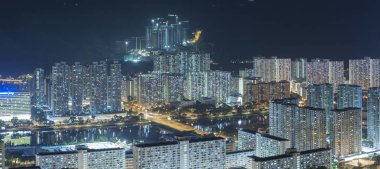 Geceleri Hong Kong 'un yerleşim bölgesinin hava görüntüsü.