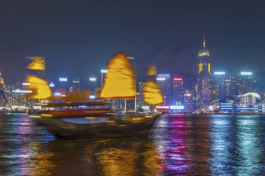 Turistik gemi gece Victoria Harbor Hong Kong şehir içinde