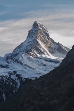 Dağ Matterhorn alacakaranlıkta, Zermatt, İsviçre 