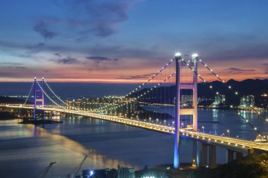 Tsing Ma Köprüsü, Hong Kong 'da alacakaranlıkta.