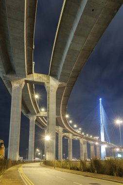 Yükseltilmiş karayolu ve köprü geceleri