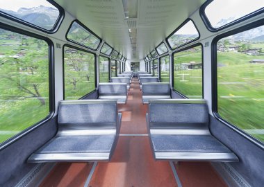 Boş koltuklu bir yolcu treninin içi.