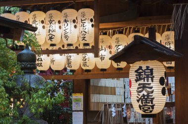 Kyoto, Japonya - 07 Nisan 2016: ışıklı kağıt fenerler üzerinde 07 Nisan 2016 Nishiki Tenmangu tapınak Kyoto, Japonya için giriş yukarıda asılı. Tapınak Nishiki gıda pazarının kalbinde.
