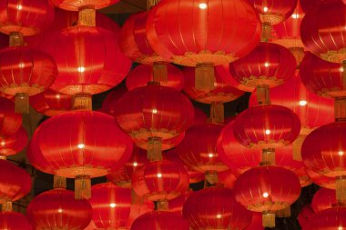 Kırmızı Çin fener asılı