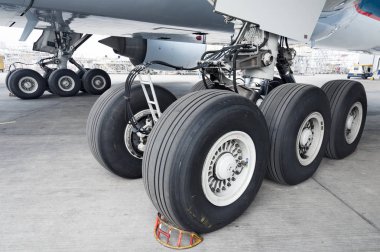 Uçak Hangarı direksiyonda, yakın çekim 