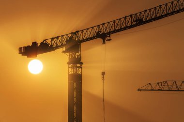 Şantiye günbatımı altında