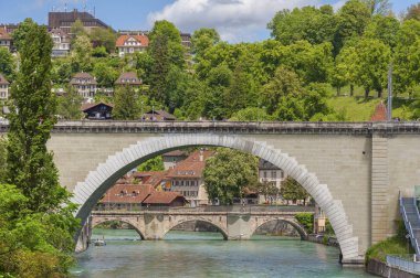 Bern, İsviçre için Aare nehri üzerinde köprü. 
