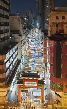Hong Kong, Çin - 06 Ekim 2018: Hong Kong, Çin Temple street gece. Temple Street en ünlü gece pazarı var. Gece geç saatlerde alışveriş Hong Kong kültür için tipik.