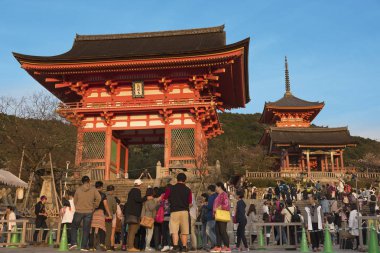 Kyoto, Japonya - 8 Nisan 2016 : Kiyomizu Tapınağı'nda turistler. Kyoto