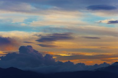 gün batımında dramatik renkli bulut