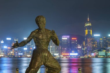 Hong Kong - Eylül 25: Yıldız Avenue üzerinde 25 Eylül 2015 yılında Tsim Sha Tsui, Hong Kong Bruce Lee heykele. Heykeli ünlü sahil mesire üzerinde ana konumlar biridir. 