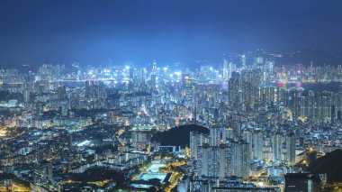 Geceleri Hong Kong şehrinin hava manzaralı manzarası.