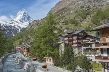 Dağ Matterhorn ve tatil beldesi Zermatt, İsviçre