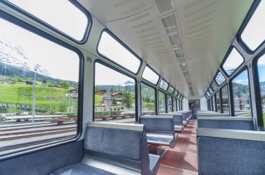 Boş koltuklu bir yolcu treninin içi.