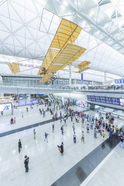 Hong Kong, Çin - Nisan 04: Geliş salonunda Hong Kong internet