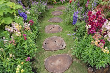 Süslü çiçek bahçesi yolunda