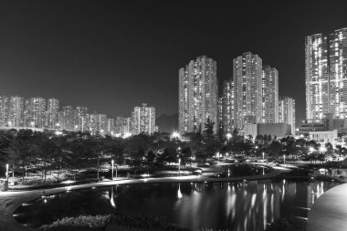 Hong Kong 'da yüksek binalar ve kamu parkı.