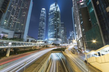 Hong KOng şehir merkezinde gece vakti trafik var.