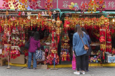 Hong Kong, Çin - 01 Mart 2018: dini dekorasyon Wong Tai Sin Temple Hong Kong müşteriye satış durak
