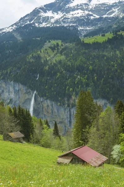 Cabaña Cascada Lauterbrunnen Suiza — Foto de Stock