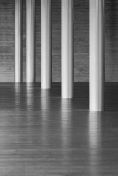 Μεταλλική Στήλη Και Ξύλινο Πάτωμα Στη Σύγχρονη Αρχιτεκτονική — Φωτογραφία Αρχείου