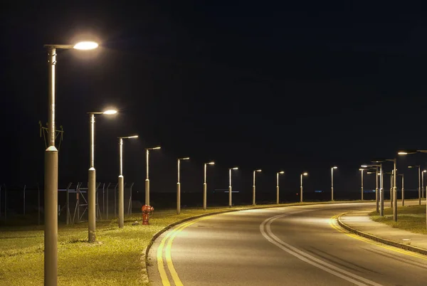 Straßenlaterne Und Leere Straße Der Nacht — Stockfoto