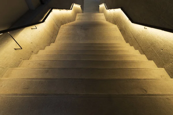 Karanlıkta Aydınlatılmış Eski Merdivenler — Stok fotoğraf