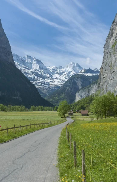 スイスの田舎道 牧歌的な風景 — ストック写真