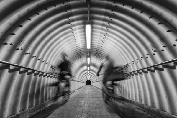 Ciclista Andando Bicicleta Túnel — Fotografia de Stock