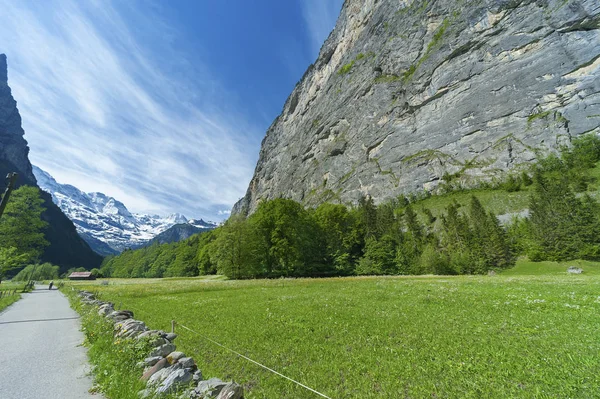 ラウターブルンネン渓谷の国の道路 スイスを風景します — ストック写真