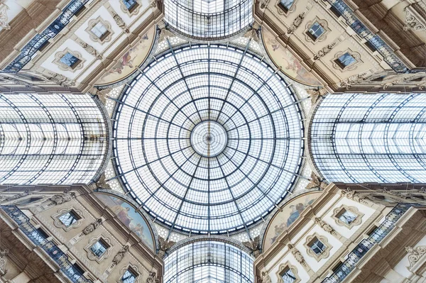 Galleria Vittorio Emanuele 'nin Milano, İtalya' daki cam kubbesi