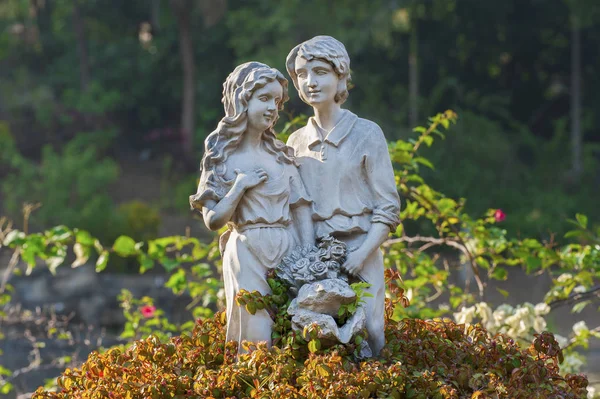 Bella Scultura Degli Amanti Giardino — Foto Stock