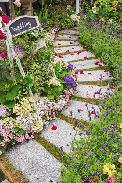 Romantico Percorso Banchetto Nozze Nel Bellissimo Giardino Verde — Foto Stock