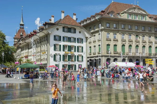 Bern Sviçre Mayıs Parli Çeşme Ile Oynayan Çocuklar — Stok fotoğraf