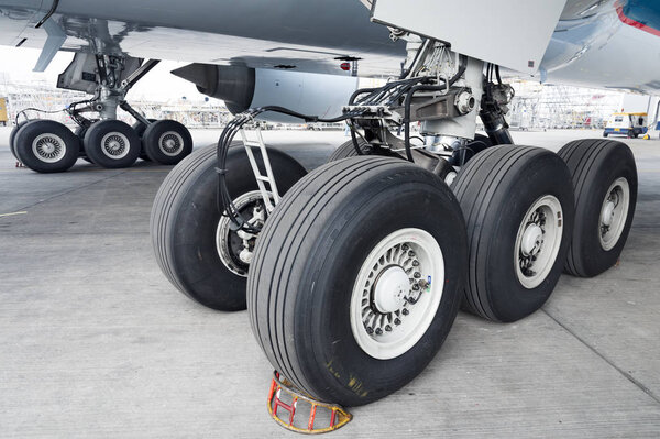 Крупный план авиационного колеса в ангаре
 