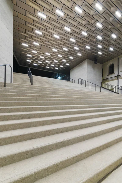 Treppen Von Der Bahn Den Modernen Stadtraum Der Nacht — Stockfoto