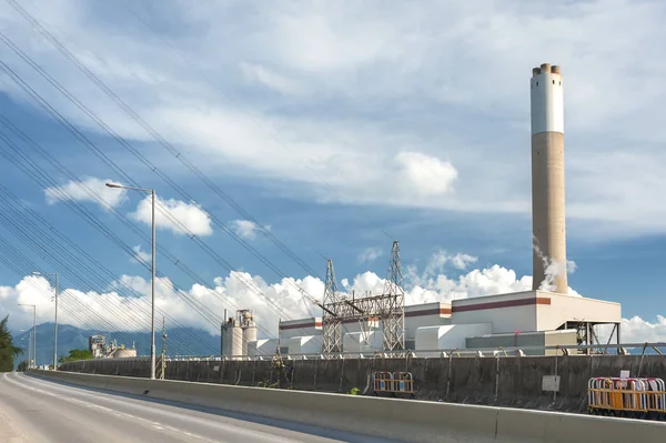 Industriekraftwerk Mit Schornsteinen — Stockfoto