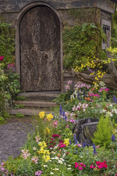 Bahçesi Çiçek Açmış Eski Bir Evin Bahçesinde — Stok fotoğraf