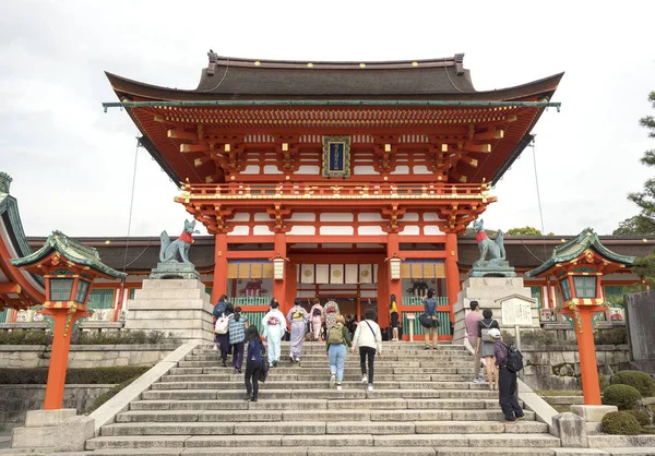 Kyoto Japan April 2016 Tourist Entering Fushimi Inari Shrine Kyoto — Stock Photo, Image