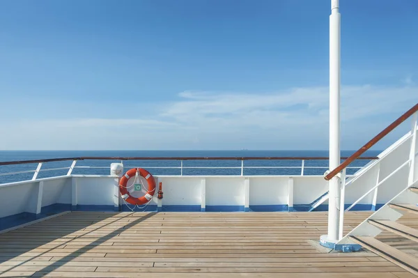 Gemi güverte, şamandıra ve mavi okyanus. Arka plan seyahat