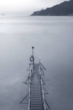 Alacakaranlıkta ahşap iskele