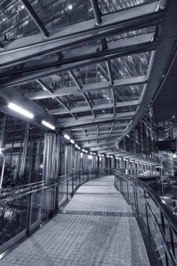 Gece yarısı şehir merkezinde boş yaya geçidi