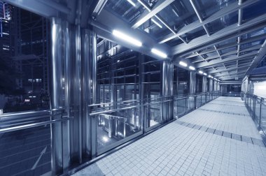 İşlek cadde üzerinde boş yaya geçiş 