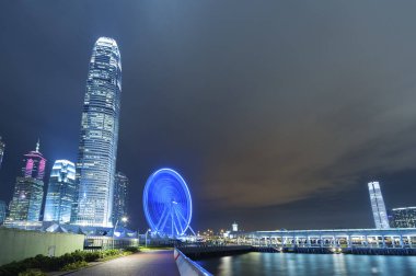 Gece Hong Kong şehir panoramik manzaralı