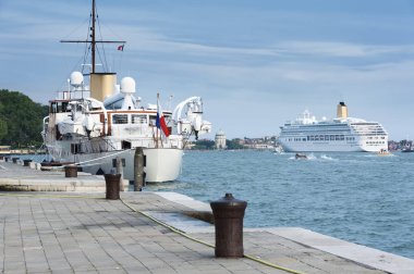 gündüz limanda tekne ve yolcu gemisi