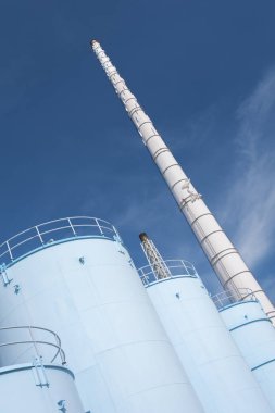Mavi gökyüzü ile petrokimya fabrikası 