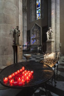 güzel Şapel iç mumlar ile