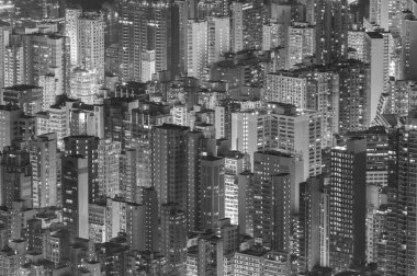 Siyah beyaz Hong Kong şehrinin hava görüntüsü.