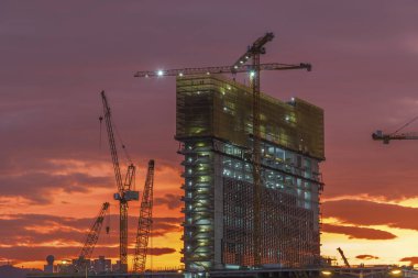 Crane gün batımında inşaat alanında.