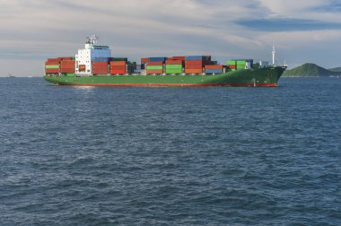 Kargo gemisi kapları ile